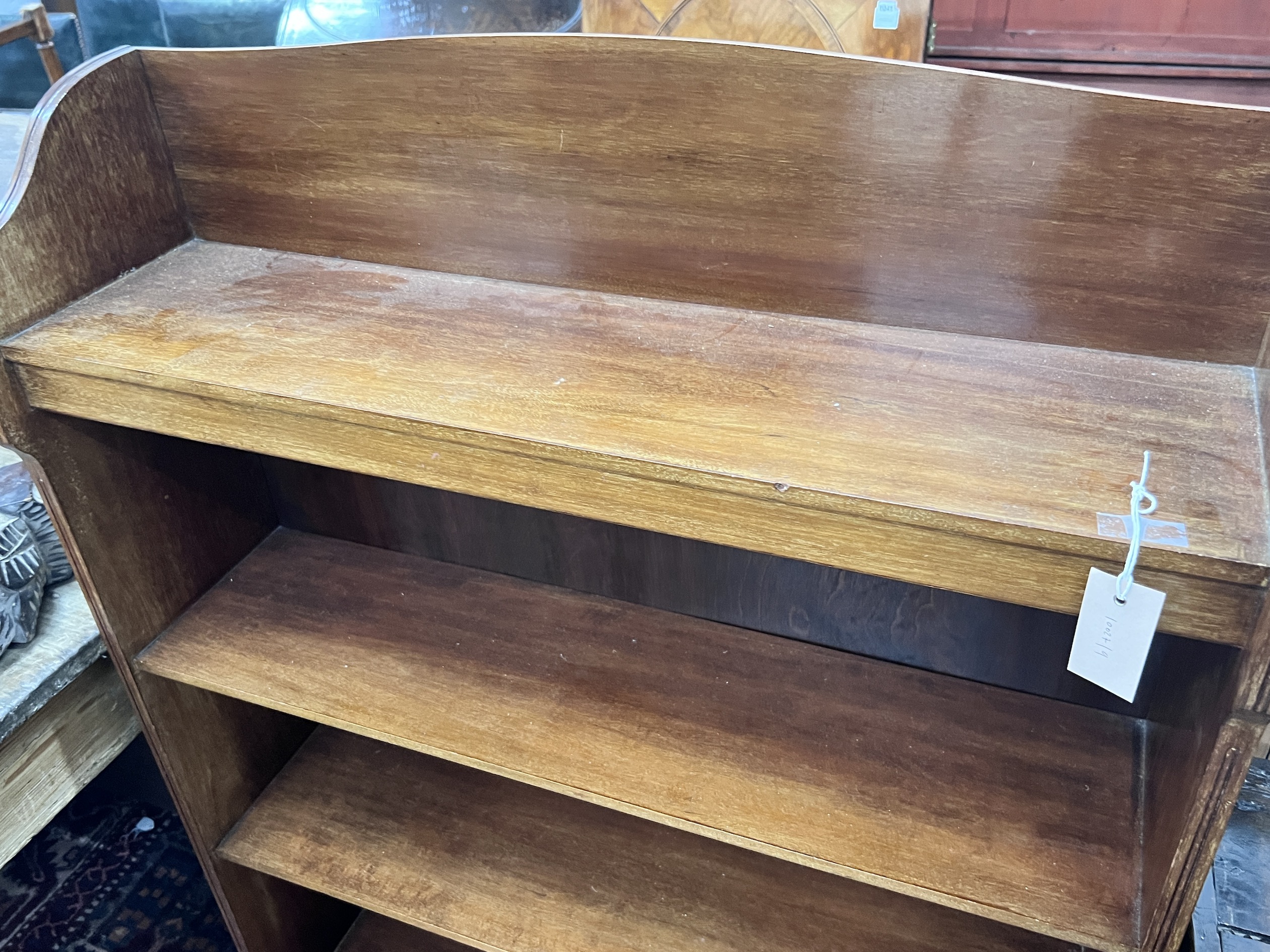 An Edwardian mahogany open bookcase, width 84cm, depth 23cm, height 123cm